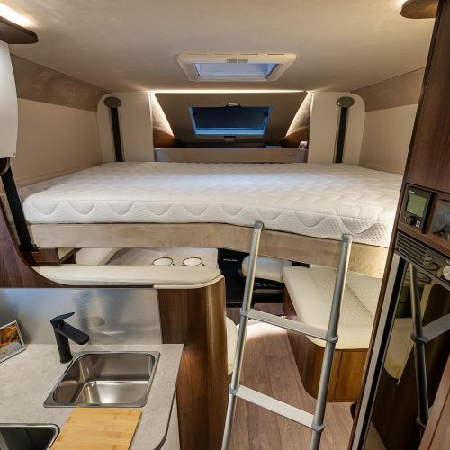 Opuszczane łóżko nad salonem w Masuria 780 TL - wersja kolorystyczna Noce Symphony