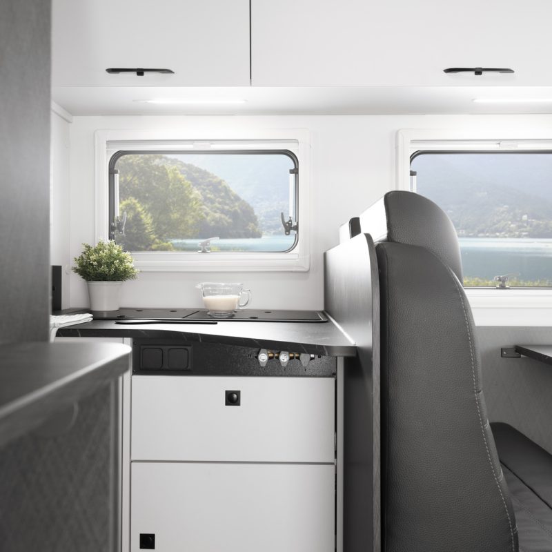 ETRUSCO_A_6.9_SB_Iconic_Line_1-Screen