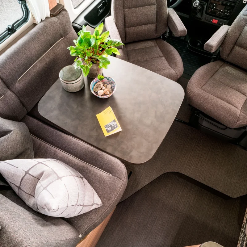 hy17_exi588_weiss_chia_jan_interior_sitzgruppe_von_oben