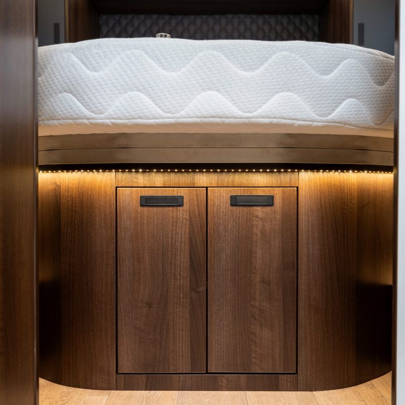 Tylne łózko w Masuria 790 TL - wersja kolorystyczna mebli Noce Symphony